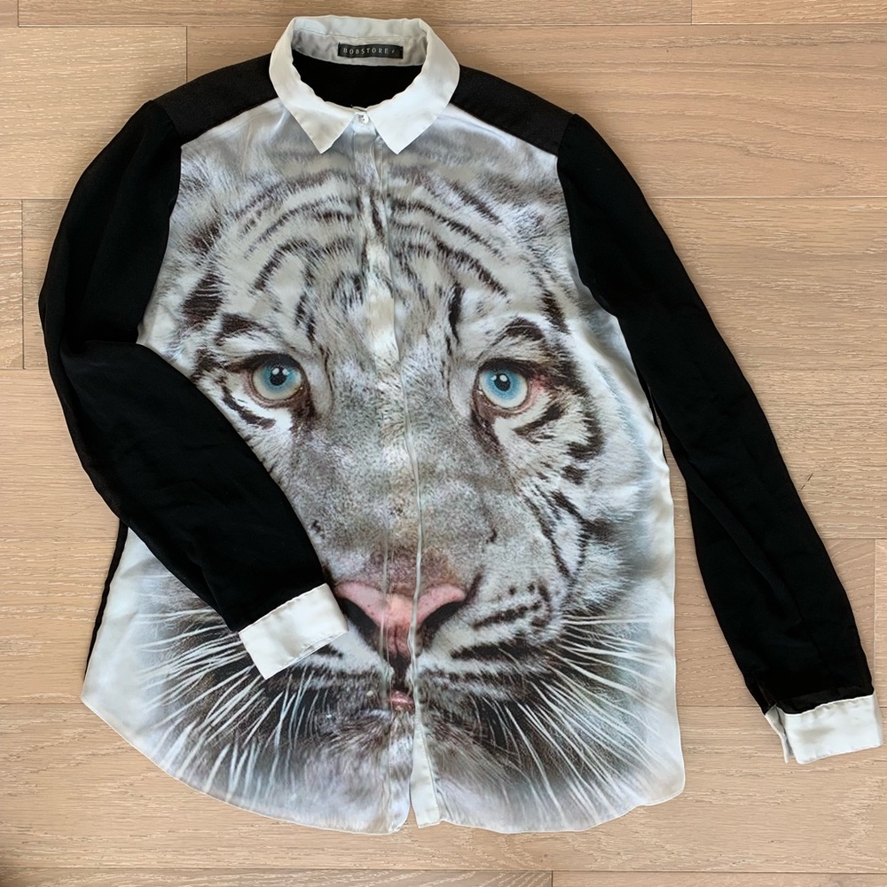 Silk shirt with printed tiger.